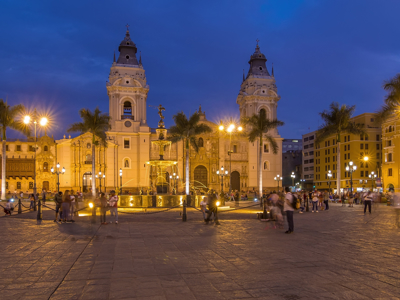 Avondzicht op Plaza Mayor in Lima met verlichte kathedraal en fontein tijdens Route Peru.