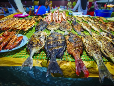 Gegrilde vis en garnalen op een avondmarkt in Maleisisch Borneo.