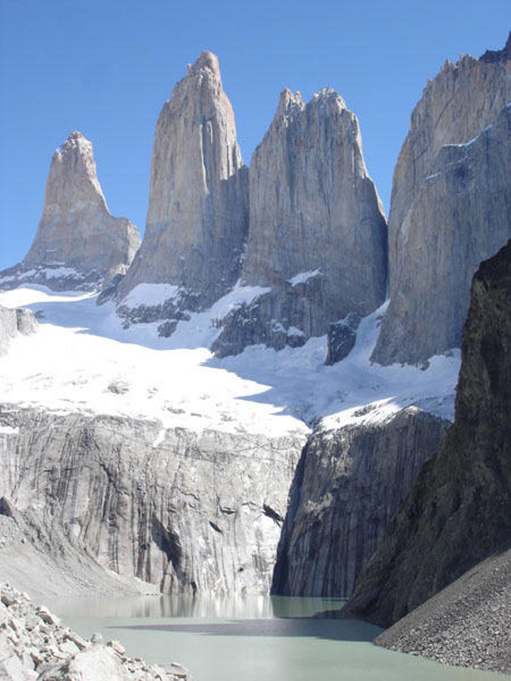 Granieten torens van Torres del Paine boven een gletsjermeer in Patagonië.