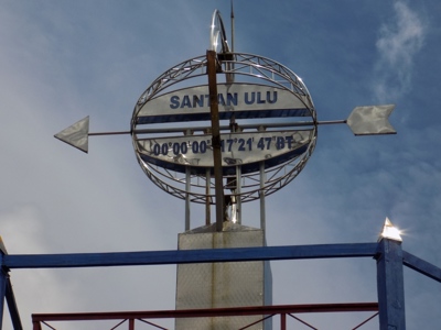 Monument met de tekst “Santan Ulu” en coördinaten op Kalimantan.
