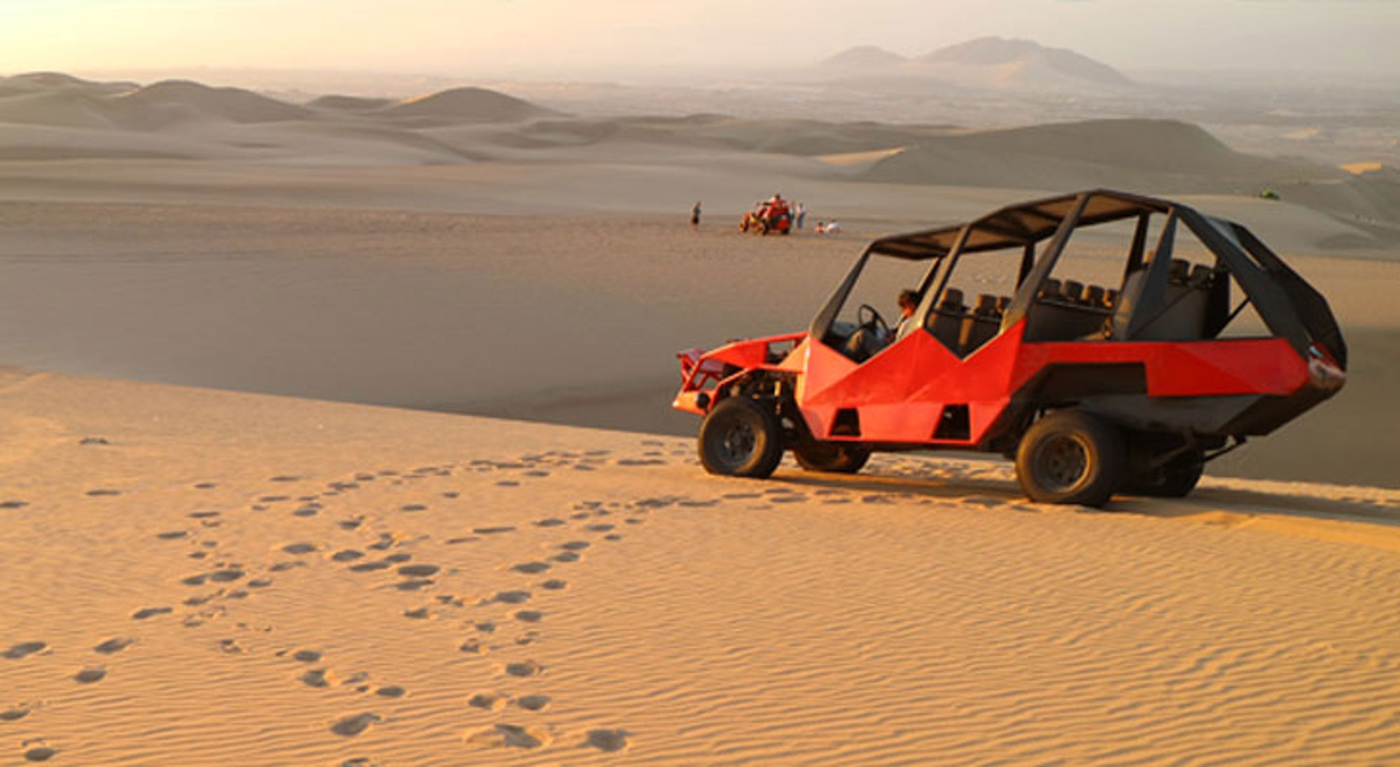 Rode duinbuggy tijdens een tocht door de zandduinen van Huacachina, Peru.