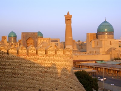 Skyline van Bukhara met oude stadsmuur, minaret en turquoise koepels langs de Zijderoute.