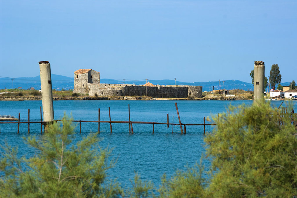 Historisch fort op een eiland in de lagune van Butrint, Albanië.