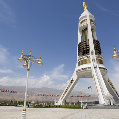 Monument van Neutraliteit in Asjchabad, Turkmenistan, tijdens de groepsrondreis Zijderoute.