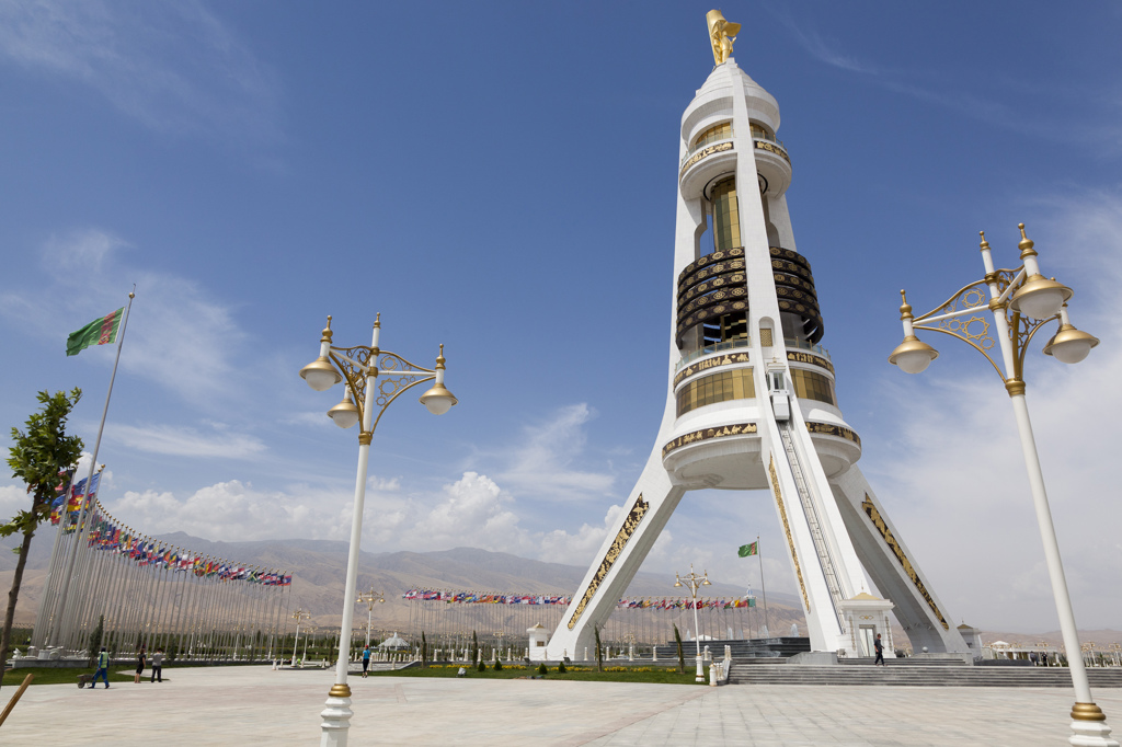 Monument van Neutraliteit in Asjchabad, Turkmenistan, tijdens de groepsrondreis Zijderoute.