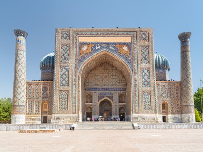 Registan in Samarkand met kleurrijke mozaïekgevels en koepels, Route Oezbekistan.