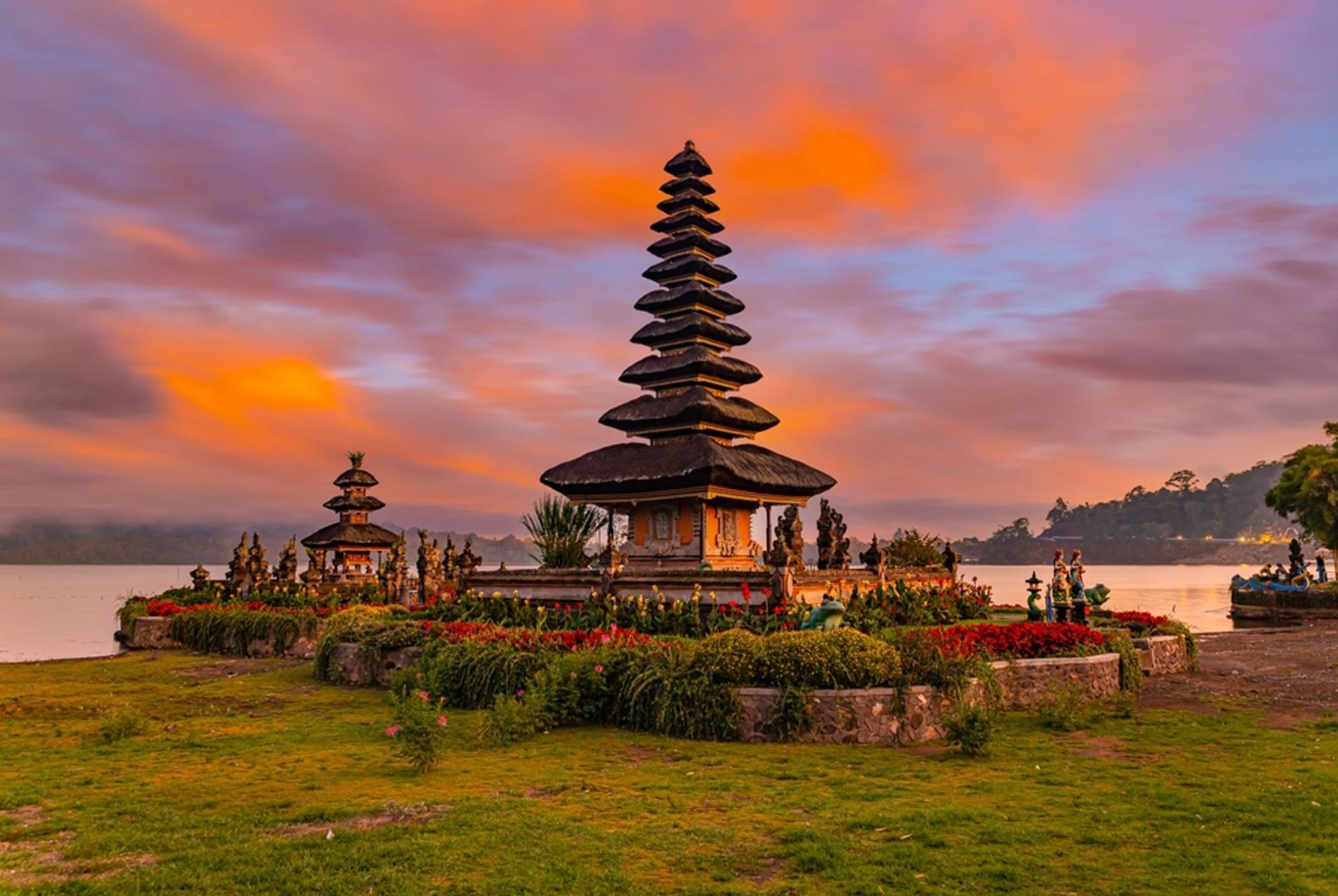 Pura Ulun Danu Bratan-tempel aan het Bratanmeer op Bali bij zonsondergang.
