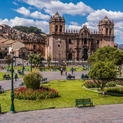Plaza de Armas in Cusco met de kathedraal en groen stadspark, tijdens familiereis Peru.