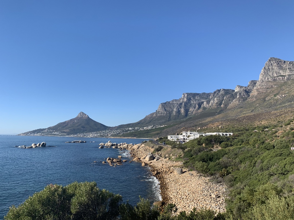 Kustlijn bij Kaapstad met de Tafelberg en de Atlantische Oceaan tijdens een 22-35ers reis Zuid-Afrika.