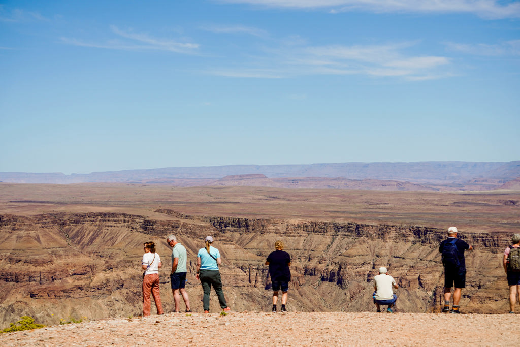 Groepsreis Zuidelijk Afrika: reizigers kijken uit over de Fish River Canyon in Namibië.