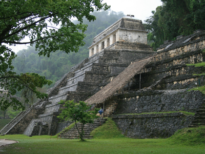 Tempel van de Inscripties bij de Maya-ruïnes van Palenque, Route Mexico.