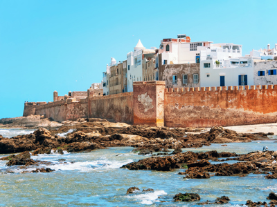 Stadswal en witte huizen aan zee in Essaouira, route Marokko 15 dagen, dag 12.