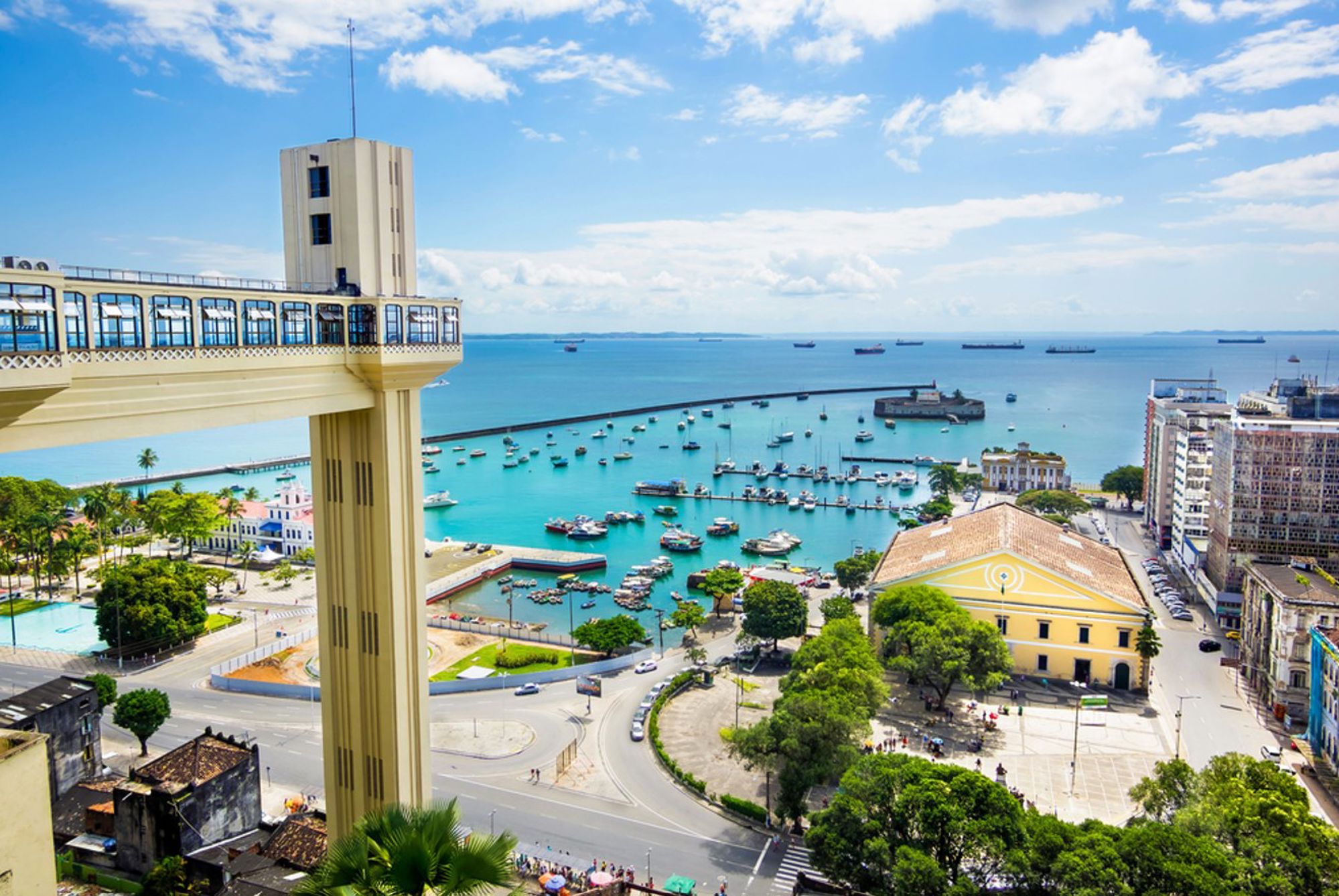 Uitzicht vanaf de Elevador Lacerda op de Baía de Todos-os-Santos en de haven van Salvador, Brazilië.