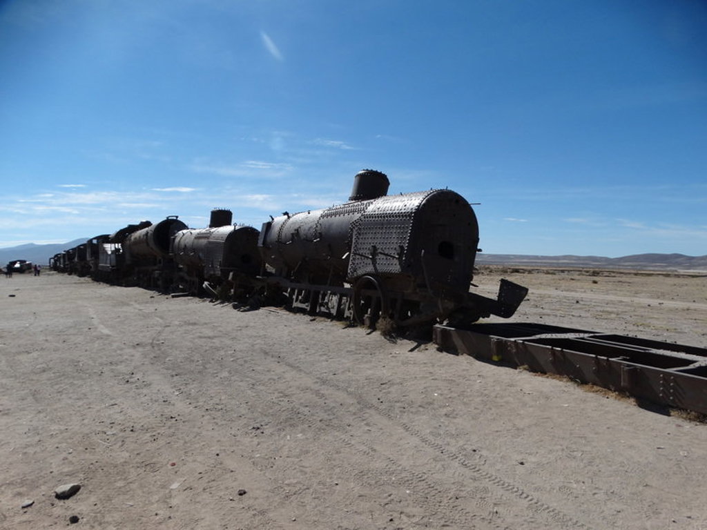 Treinenkerkhof met roestige stoomlocomotieven in de zoutvlakte bij Uyuni, Bolivia.