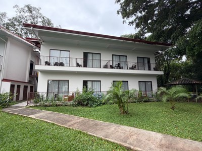 Eco Arenal lodge in Costa Rica met balkons en tuin.