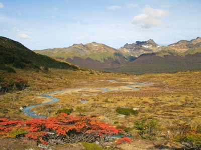 Patagonisch berglandschap met kronkelende rivier en herfstkleuren, onderdeel van de Route Patagonië.