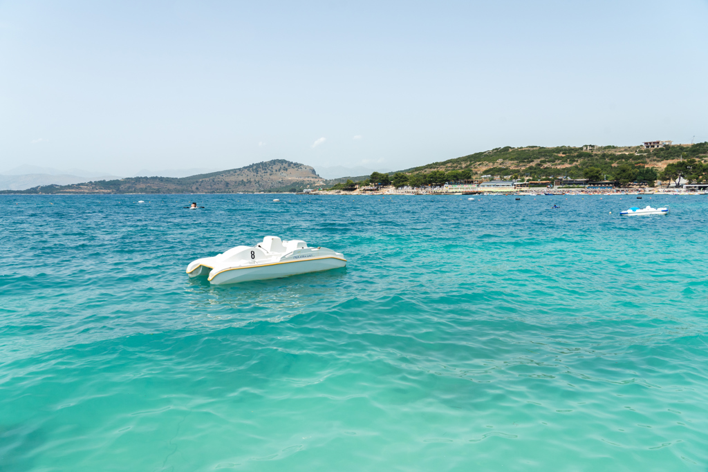 Waterfiets in helderblauwe zee bij een strand in Albanië tijdens een 22-35ers reis.