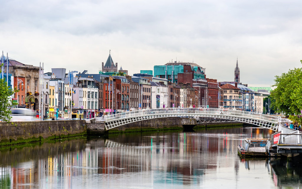 Skyline van Dublin met de Ha’penny Bridge over de rivier de Liffey, Ierland.