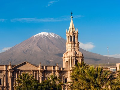 Kathedraal van Arequipa met de vulkaan El Misti op de achtergrond, Peru.