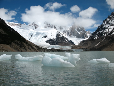 Gletsjer met drijvende ijsschotsen in een bergmeer in Patagonië.
