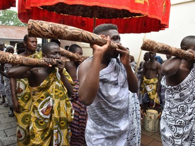 Traditionele voodoopriester met rituele voorwerpen tijdens groepsrondreis Ghana, Togo en Benin.