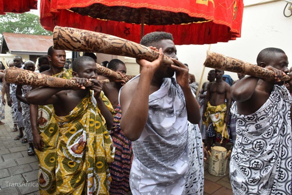 Traditionele voodoopriester met rituele voorwerpen tijdens groepsrondreis Ghana, Togo en Benin.