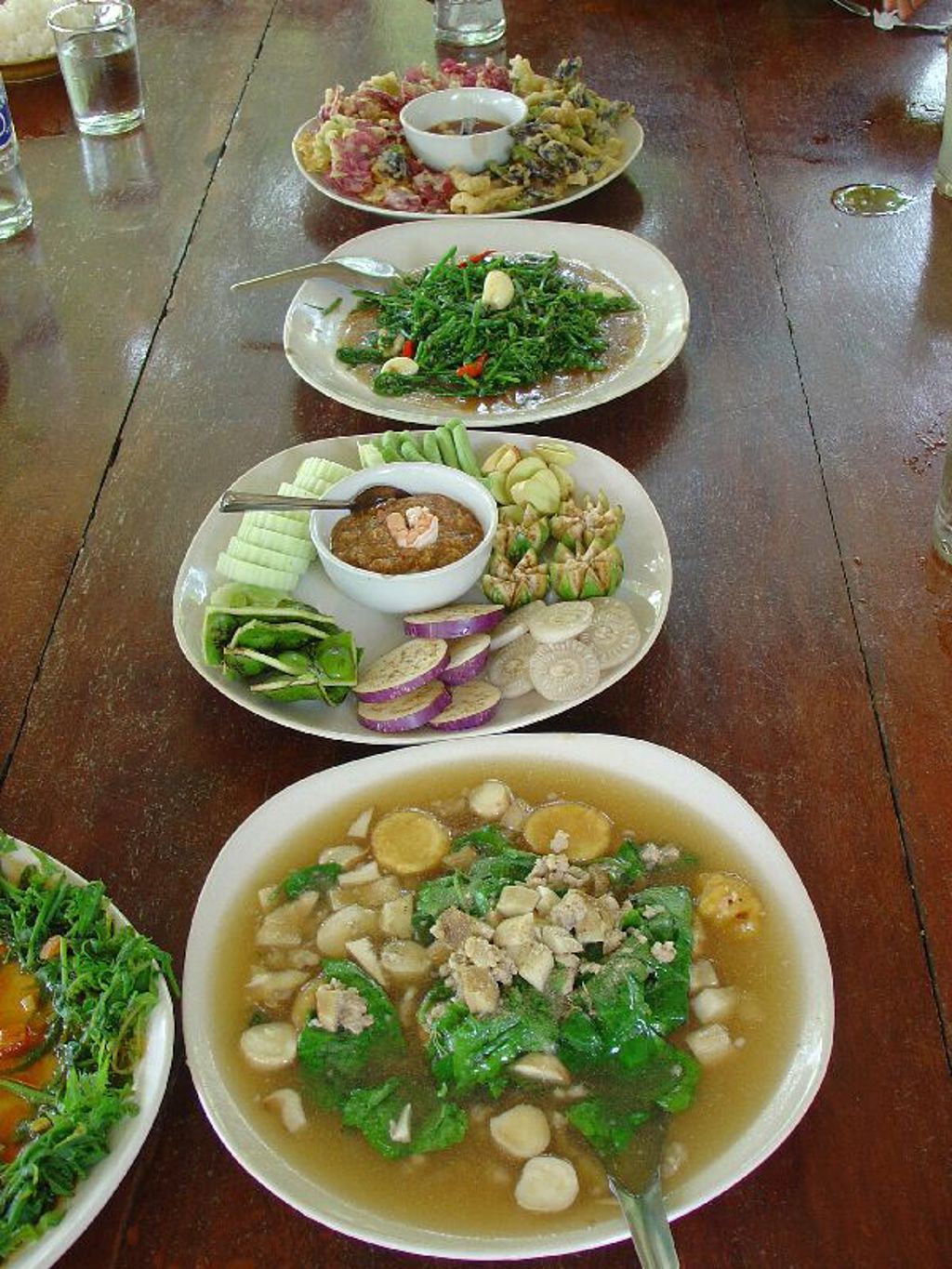 Thaise lunch met soep, groentegerechten en dips op tafel tijdens Familiereis Thailand Hoogtepunten.