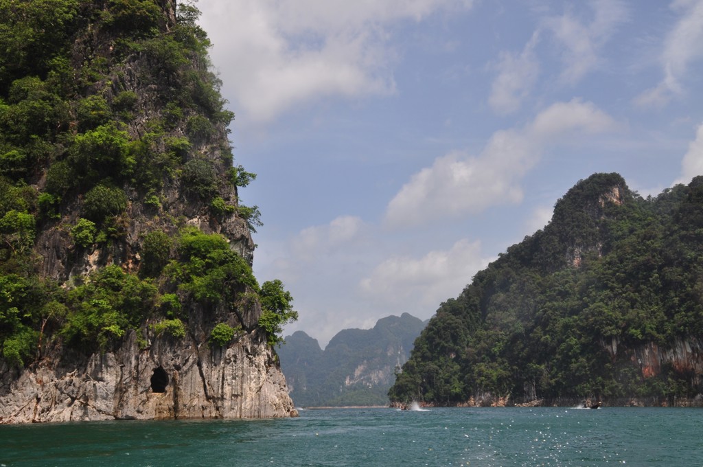 Karstbergen en groene kliffen aan zee in Thailand tijdens de Familiereis Thailand Chill & Adventure.