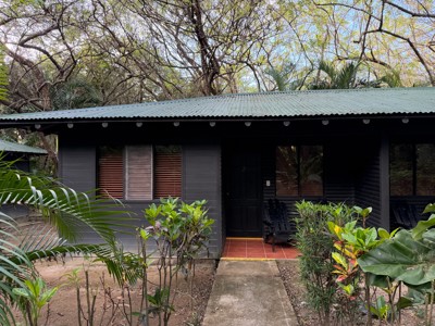 Houten bungalow met veranda bij Cañon de la Vieja Lodge in Costa Rica.