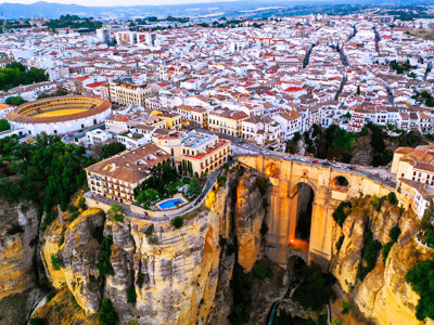 Uitzicht op Ronda met de Puente Nuevo-brug over de El Tajo-kloof, Andalusië.