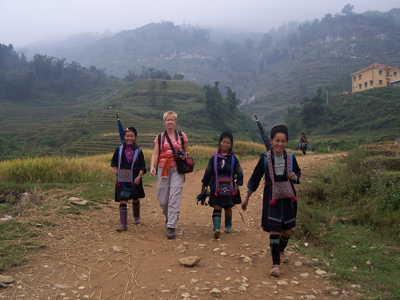 Wandelaars met lokale gidsen op pad langs rijstterrassen bij Sapa, Vietnam.