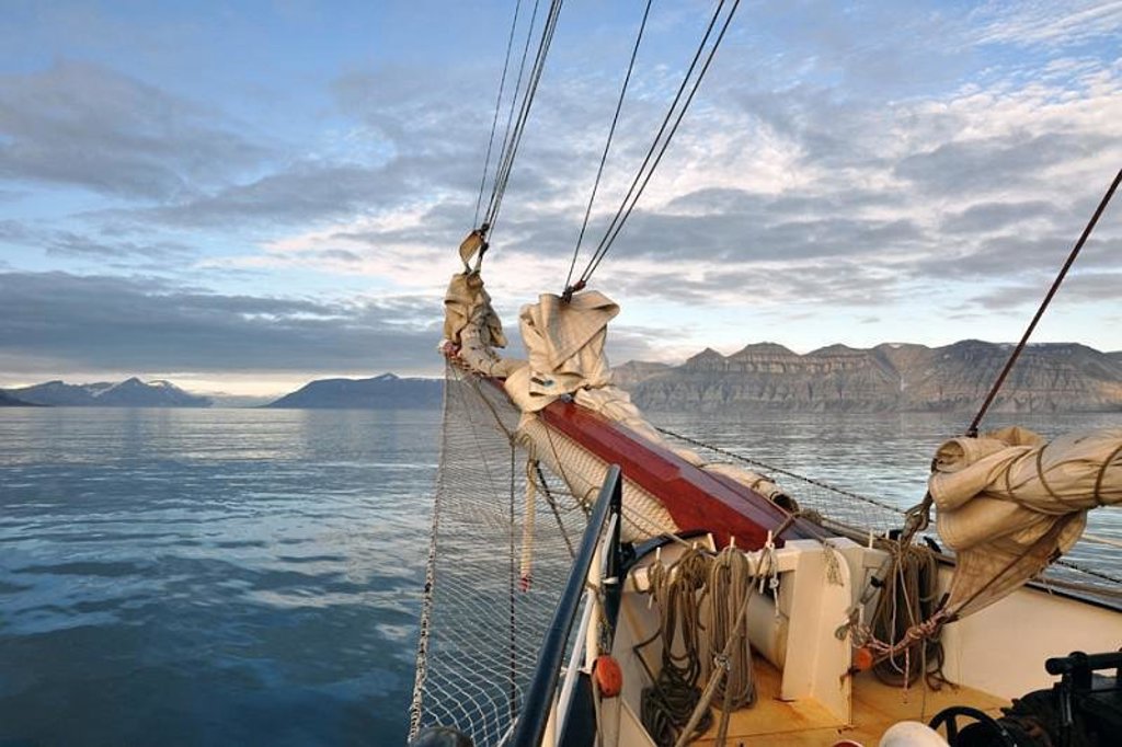 Masten en tuigage van zeilschip Antigua tijdens groepsrondreis Noorwegen, op zoek naar walvissen en het noorderlicht.