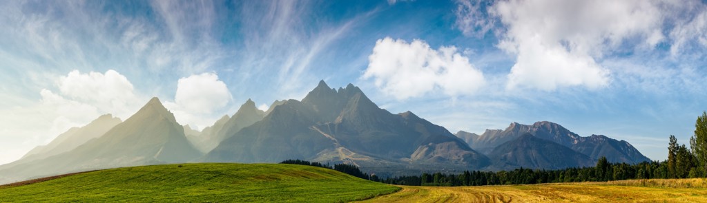Panorama van groene heuvels en bergtoppen in Centraal-Europa, route van de treinreis naar Praag.