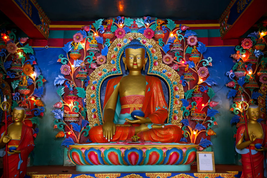 Gouden boeddhabeeld in kleurrijk versierde tempel in Ladakh, India.