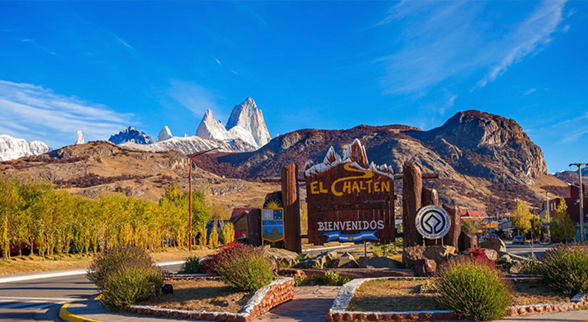 Welkomsbord van El Chaltén met de Fitz Roy-berg op de achtergrond in Patagonië.