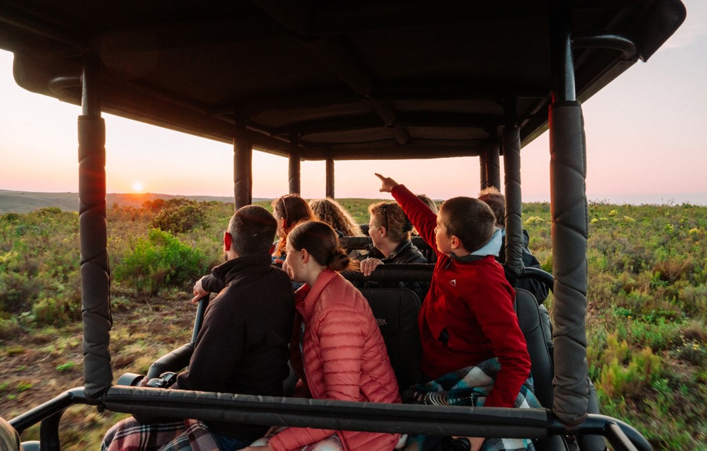 Gezin op safari in Zuid-Afrika bij zonsondergang, op zoek naar de Big Five tijdens familiereis Zuid-Afrika en eSwatini.