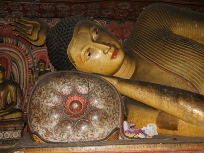 Gouden liggende Boeddha in een tempel in Sri Lanka, onderdeel van de route Sri Lanka en Malediven.