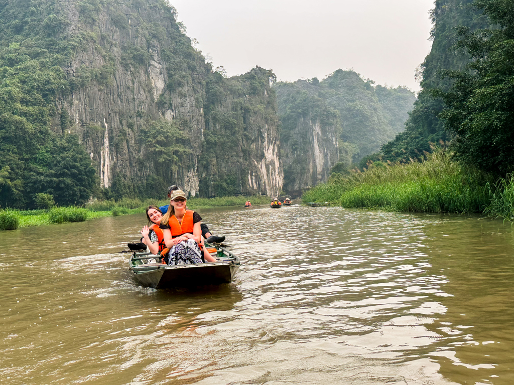 Boottocht door Ninh Binh tussen kalkstenen kliffen tijdens 22-35ers reis Vietnam.
