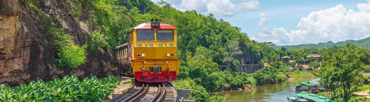 Trein rijdt over de River Kwai-brug in Kanchanaburi, Thailand.
