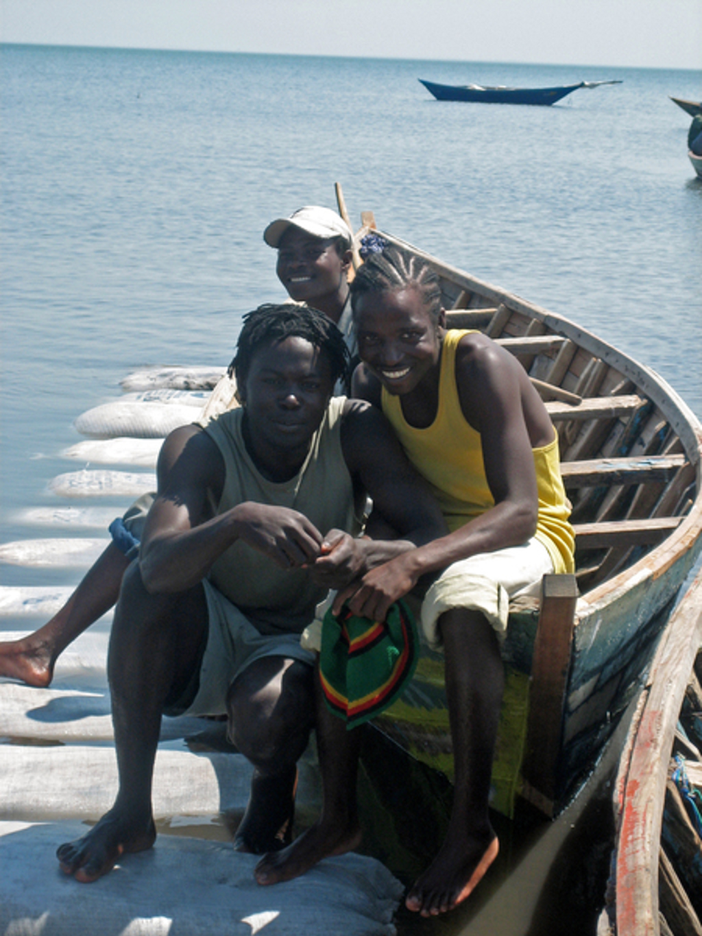 Vissers in houten boot op zee bij Zanzibar tijdens groepsrondreis Kenia, Tanzania en Zanzibar.
