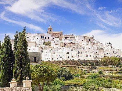 Groen landschap in Puglia, langs de route van Alberobello naar Matera.
