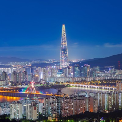 Avondzicht op Seoul met de verlichte Lotte World Tower en een brug over de Han-rivier, Zuid-Korea.