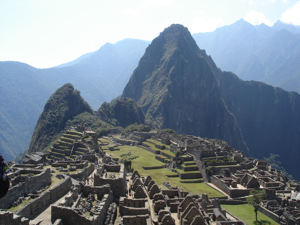 Machu Picchu in Peru met terrassen en ruïnes, omringd door bergen, tijdens een familiereis.