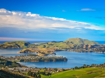 Panorama over de heuvels en de baai van Akaroa op het Banks Peninsula, Nieuw-Zeeland.