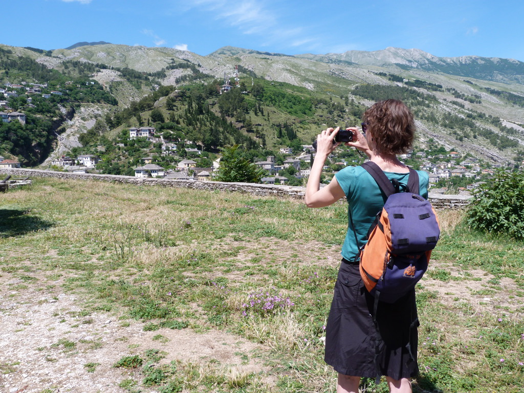 Reiziger fotografeert bergdorp in Albanië tijdens familiereis Albanië, Kosovo en Noord-Macedonië.