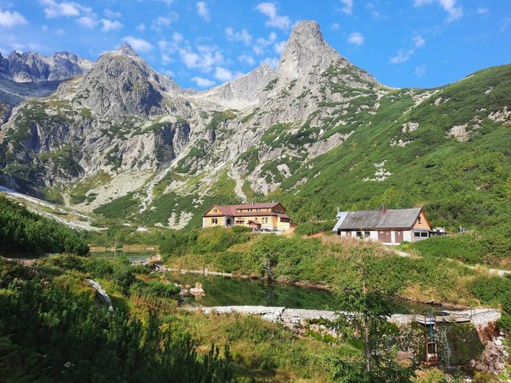 Treinreis door Centraal-Europa met uitzicht op heuvels en groen landschap.
