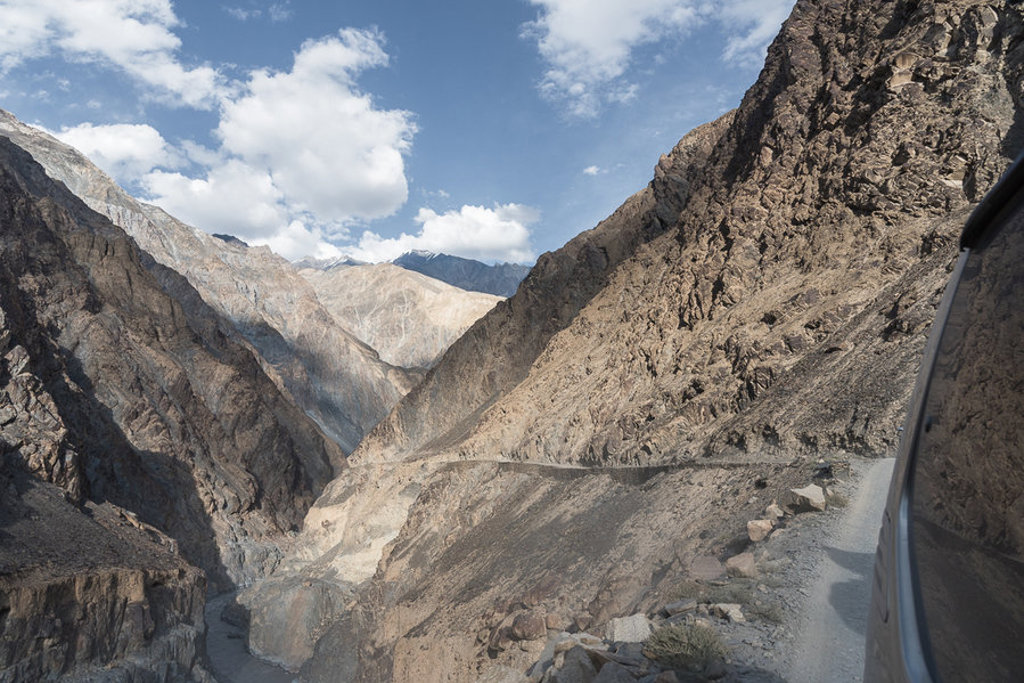 Bergweg langs steile rotswanden in Baltistan en Hunza, Pakistan.