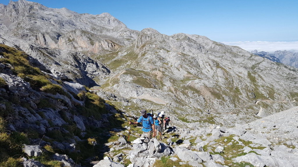 Wandelaars op een rotsachtig bergpad in de Picos de Europa tijdens een wandelvakantie in Spanje.
