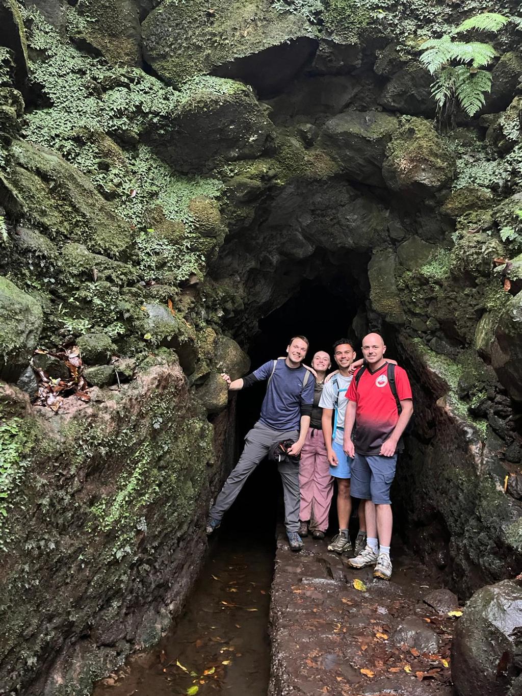 Jonge reiziger op uitkijkpunt met uitzicht op groene bergen op Madeira, Portugal.