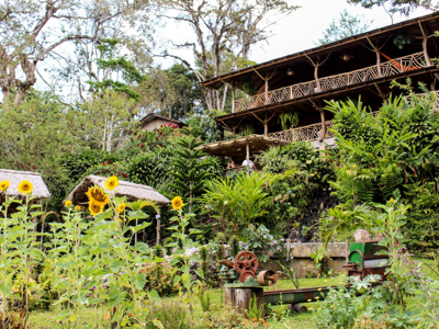 Lodge met houten balkons in weelderige tropische tuin tijdens de route Costa Rica en Nicaragua.